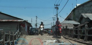 Jembatan Pasar Kakap Nyaris Ambruk