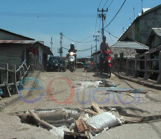 Jembatan Pasar Kakap Nyaris Ambruk