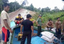 Ponton Bocor Terus Karam, 500 Ton Pupuk Cemari Sungai
