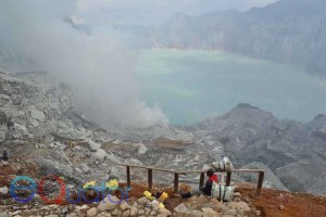 KEMOLEKAN KAWAH IJEN. Sebuah danau kawah yang berada di puncak gunung Ijen, kabupaten Banyuwangi, Jawa Timur. Di kawah ini ratusan penambang belerang mengais rupiah