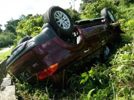 Mobil Anggota Dewan Terbalik