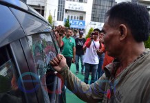 Nekat, Pecahkan Kaca Mobil Depan Markas Den Inteldam