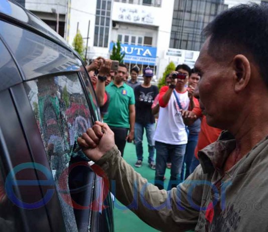 Nekat, Pecahkan Kaca Mobil Depan Markas Den Inteldam