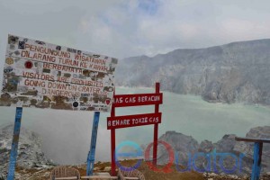 PERINGATAN BAHAYA. Papan ini terdapat sebelum turun ke kawasan Kawah Ijen. Selain petugas dan penambang sebenarnya dilarang untuk turun ke kawah ini