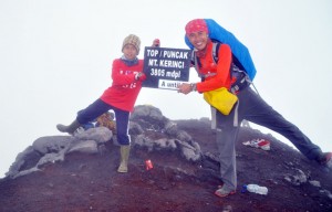 Syaka Raihan bersama ayahnya,  Bambang Sahputra di puncak Gunung Kerinci, beberapa waktu lalu. F. Istimewa