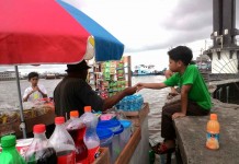 Terombang-ambing Melayani Pembeli