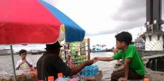 Terombang-ambing Melayani Pembeli