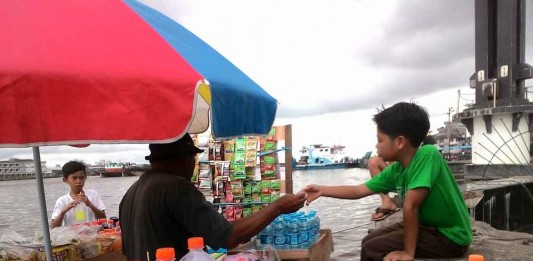 Terombang-ambing Melayani Pembeli