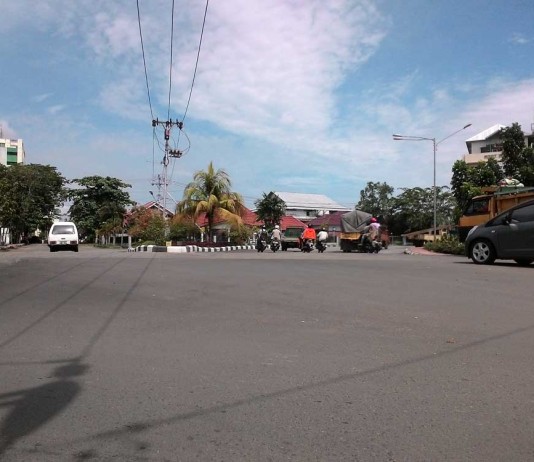 Gundukan di Tengah Jalan Sering Bikin Kendaraan Terguling