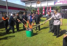 Musnahkan Ratusan Handphone dan Senjata Tajam Hasil Razia