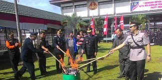Musnahkan Ratusan Handphone dan Senjata Tajam Hasil Razia