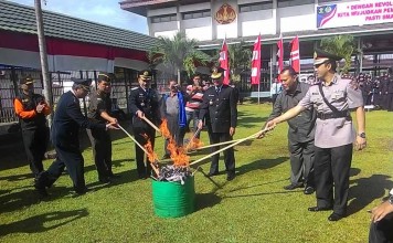 Musnahkan Ratusan Handphone dan Senjata Tajam Hasil Razia