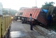 Truk Pembawa Semen Terperosok