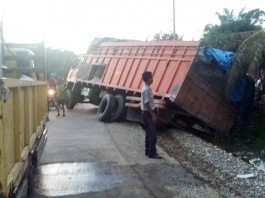 Truk Pembawa Semen Terperosok