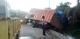 Truk Pembawa Semen Terperosok