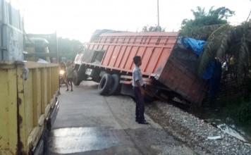 Truk Pembawa Semen Terperosok
