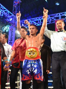 GAGAH. Juara kelas terbang Asia Pasifik versi World Boxing Otganization (WBO), Iwan 'Sniper' Zoda berdiri tegak menyerukan kemenangan dengan memakai sabuk Juara Dunia versi International Boxing Federation (IBF) di GOR Pangsuma, Sabtu (2/4) malam.