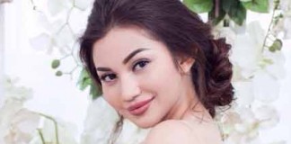 Ariel Tatum, Pamer Punggung