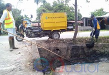 Dinas PU Rutin Bersihkan Parit, Jaga Saluran Air Tetap Lancar