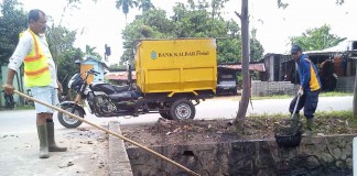 Dinas PU Rutin Bersihkan Parit, Jaga Saluran Air Tetap Lancar