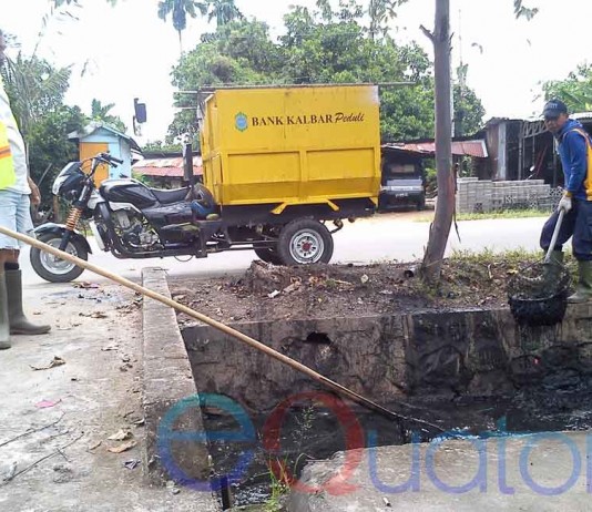 Dinas PU Rutin Bersihkan Parit, Jaga Saluran Air Tetap Lancar