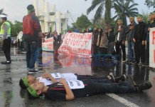 Aksi Mahasiswa Memperingati Hardiknas, Pendidikan Hak Dasar Warga Negara