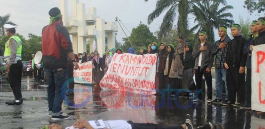 Aksi Mahasiswa Memperingati Hardiknas, Pendidikan Hak Dasar Warga Negara