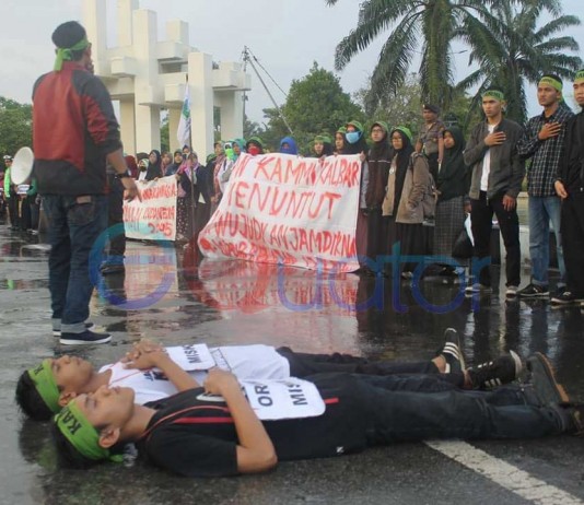 Aksi Mahasiswa Memperingati Hardiknas, Pendidikan Hak Dasar Warga Negara