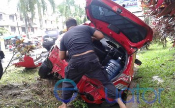 Dipepet, Banting Setir Nyungsep di Selokan