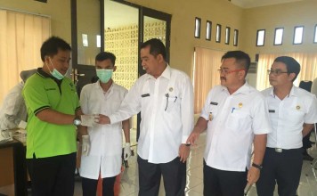 Wabup Aloysius Kawal Tes Urin PNS di Sekadau