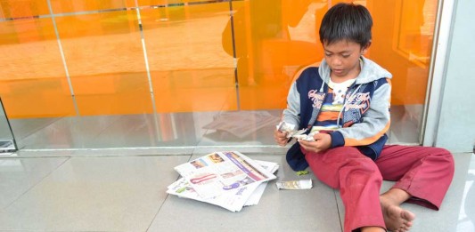 Ketika Bocah SD Berprestasi Jualan Koran