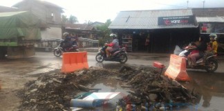 PDAM Benahi Penyumbatan Pipa