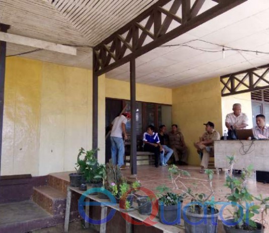 Empat Honorer Segel Kantor Camat