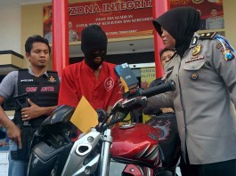 Pemuda Bertato “Senggol Bacok” Menyerah di Tangan Warga