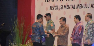 Wakil Presiden Serahkan Penghargaan TOP 35