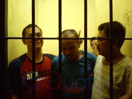 Lagi Asik-asik Berjudi, Tamu Tak Diundang Datang