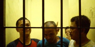 Lagi Asik-asik Berjudi, Tamu Tak Diundang Datang