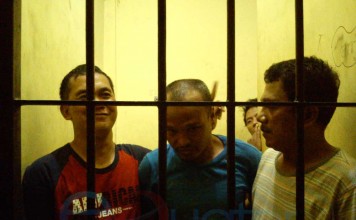 Lagi Asik-asik Berjudi, Tamu Tak Diundang Datang