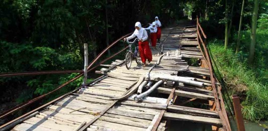 Ironi 57 Tahun Peringatan Hari Pendidikan Nasional
