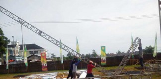 Diterjang Angin Kencang, Tiang Screen Tumbang