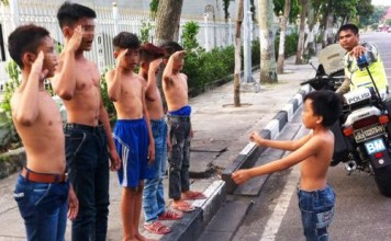 Sok Preman, Bocah SD Dihukum Polisi Nyanyi Lagu Indonesia Raya