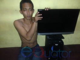 Dikepung Warga dan Polisi, Sembunyi di Kolong Rumah