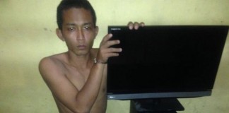 Dikepung Warga dan Polisi, Sembunyi di Kolong Rumah