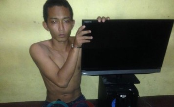 Dikepung Warga dan Polisi, Sembunyi di Kolong Rumah