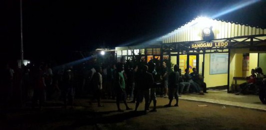 Puluhan Warga Demo PLN Sanggau Ledo