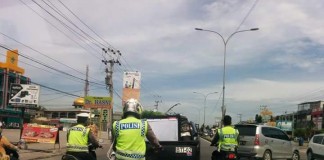 Foto Polantas Tak Pakai Helm di Facebook, Itu Bukan Polisi Sambas