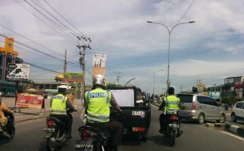 Foto Polantas Tak Pakai Helm di Facebook, Itu Bukan Polisi Sambas