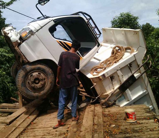 20 Tahun Nelangsa, Jembatan di Setapang Akhirnya Ambruk