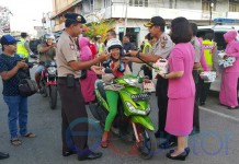 Sambut HUT 70 Bhayangkara, Kapolres Mempawah Bagi-bagi Takjil