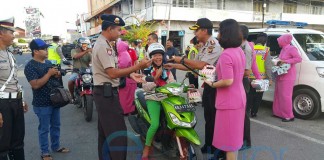 Sambut HUT 70 Bhayangkara, Kapolres Mempawah Bagi-bagi Takjil